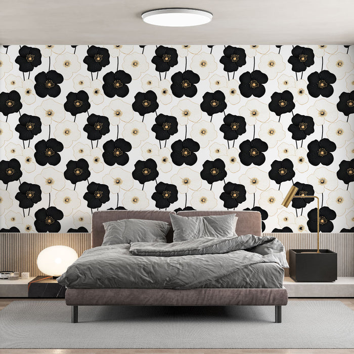 Une chambre moderne avec un papier peint floral noir et blanc, orné de fleurs élégantes et dorées, créant une atmosphère chic et apaisante.