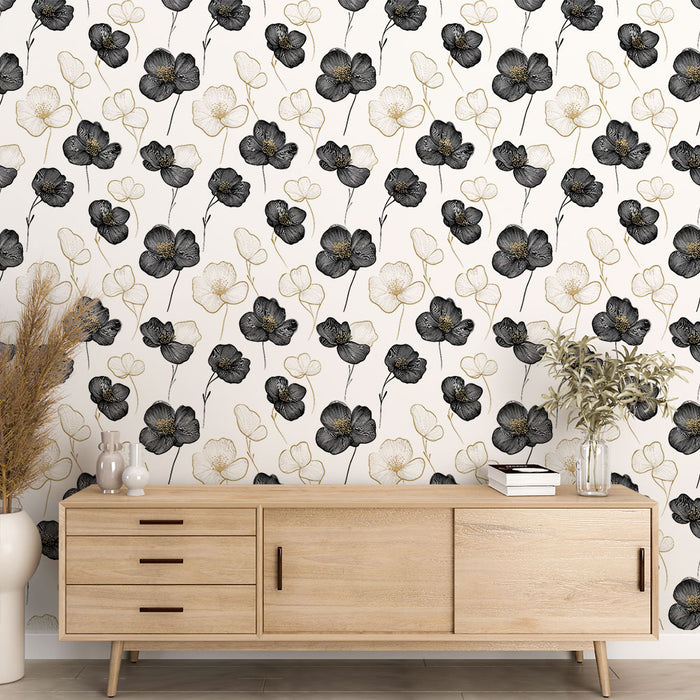 Une salle de séjour élégante avec un papier peint floral noir et doré sur fond clair, créant une atmosphère artistique et raffinée.