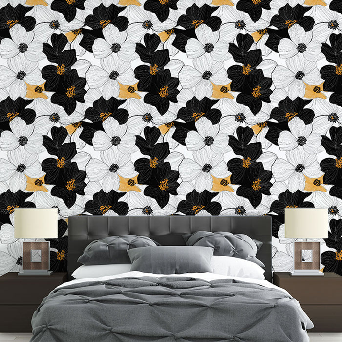 Une chambre moderne avec un papier peint floral en noir, blanc et touches dorées, créant une atmosphère élégante et dynamique.