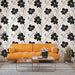 Un salon contemporain avec un papier peint floral noir et blanc aux motifs élégants, créant une atmosphère chic et dynamique.