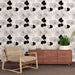 Une pièce moderne avec un papier peint floral en noir et blanc, aux motifs délicats et élégants, créant une atmosphère apaisante et raffinée.