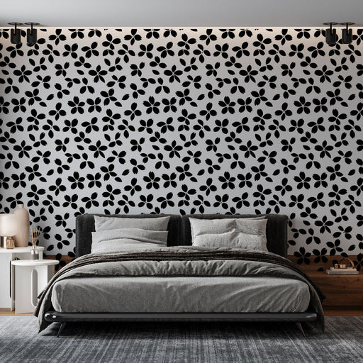 Une chambre moderne avec un papier peint floral noir sur fond blanc, créant une ambiance graphique et élégante.