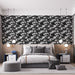 Une chambre moderne avec un papier peint floral noir et blanc illustrant des motifs de fleurs stylisées sur un fond sombre, créant une atmosphère élégante et contemporaine.