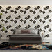 Une chambre élégante avec un papier peint floral noir et blanc aux motifs raffinés, créant une atmosphère moderne et artistique.