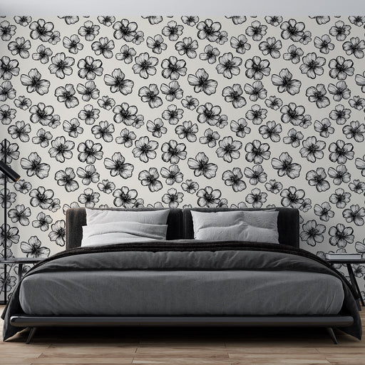 Une chambre moderne avec un papier peint floral noir et blanc aux motifs élégants de fleurs, créant une atmosphère artistique et raffinée.