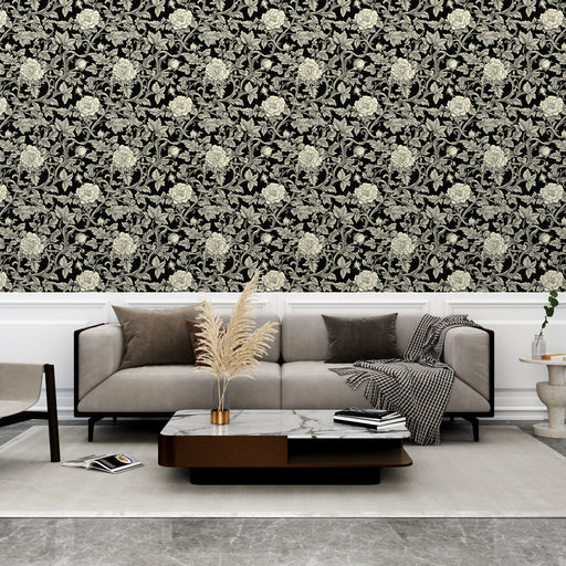 Un salon contemporain avec un papier peint floral noir et crème aux motifs de roses délicates, créant une atmosphère élégante et chaleureuse.