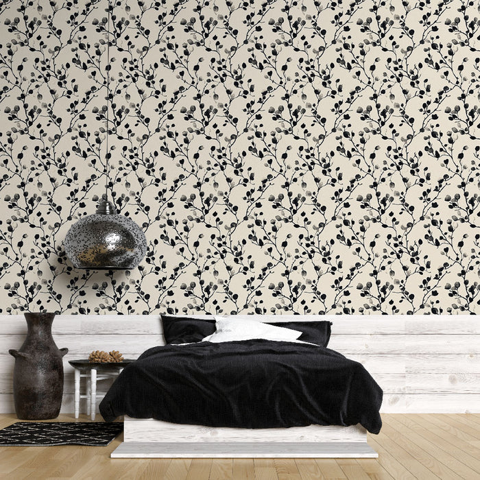 Une chambre moderne avec un papier peint floral noir et crème aux motifs délicats, créant une atmosphère élégante et apaisante.