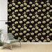 Un salon moderne avec un papier peint floral noir orné de grandes fleurs jaunes et blanches, créant une ambiance élégante et chaleureuse.