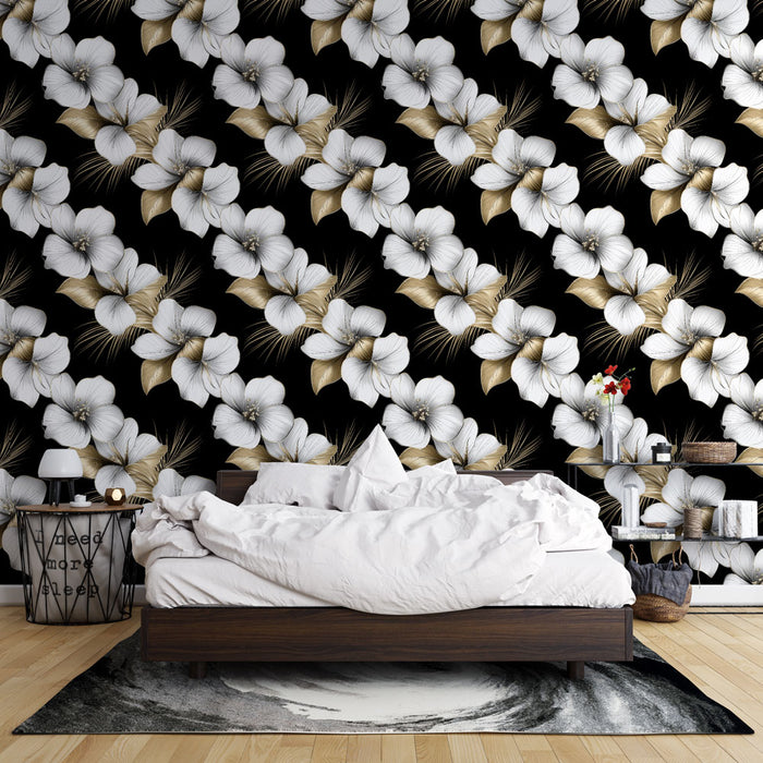 Une chambre moderne avec un papier peint floral noir, or et blanc, créant une atmosphère élégante et chaleureuse.