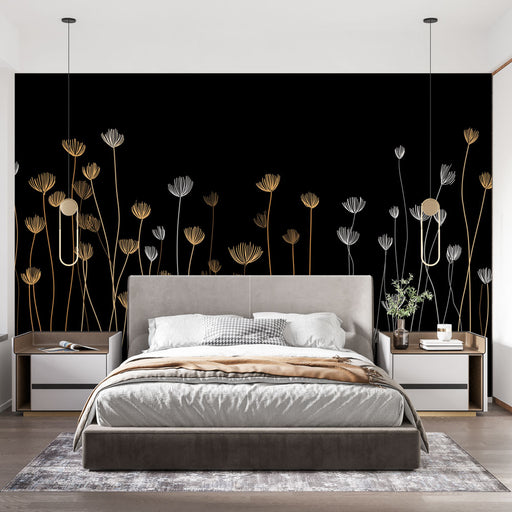 Une chambre moderne avec un papier peint floral noir orné de délicates fleurs dorées et argentées, créant une ambiance élégante et contemporaine.