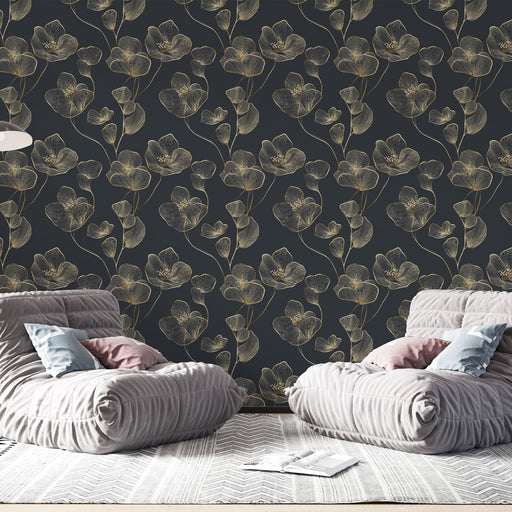 Une pièce moderne avec un papier peint floral aux motifs délicats de fleurs dorées sur fond noir, créant une ambiance élégante et chaleureuse.