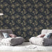 Une pièce moderne avec un papier peint floral aux motifs délicats de fleurs dorées sur fond noir, créant une ambiance élégante et chaleureuse.