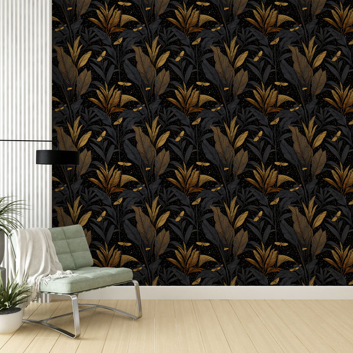 Une pièce moderne avec un papier peint floral noir orné de motifs dorés et de feuilles stylisées, créant une ambiance élégante et sophistiquée.