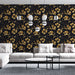 Un salon moderne avec un papier peint floral noir et doré, aux motifs élégants de fleurs, créant une ambiance sophistiquée et chaleureuse.