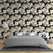 Une chambre moderne avec un papier peint floral noir et blanc orné de grandes fleurs dorées, créant une ambiance élégante et chaleureuse.