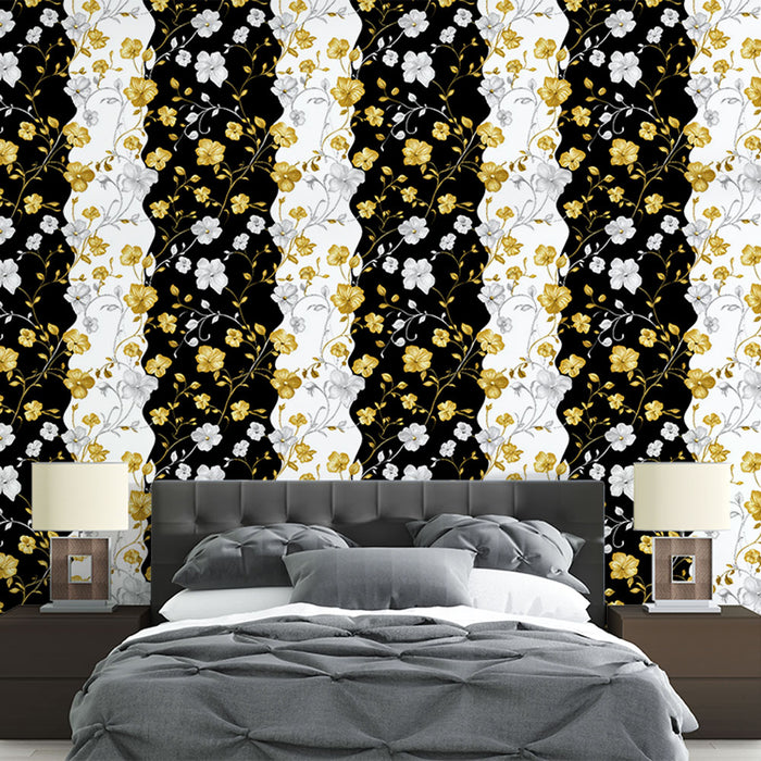 Une chambre moderne avec un papier peint floral noir, blanc et doré, créant une ambiance élégante et sophistiquée.