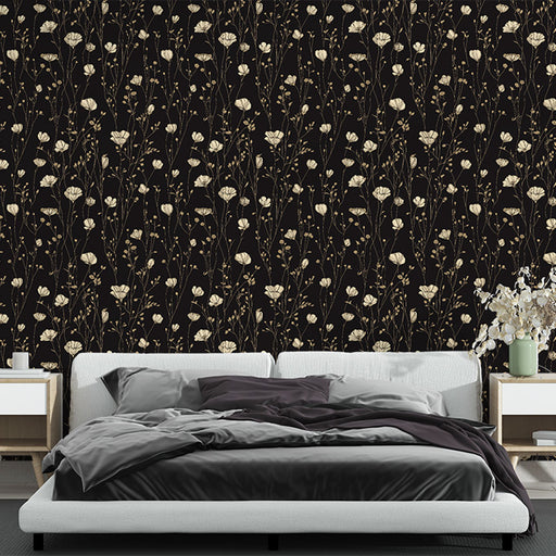Une chambre moderne avec un papier peint floral noir et doré, présentant des motifs délicats de fleurs et de tiges, créant une ambiance élégante et chaleureuse.