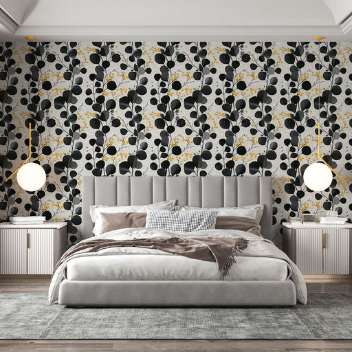 Une chambre élégante avec un papier peint floral noir et jaune sur fond clair, créant une ambiance moderne et chaleureuse.
