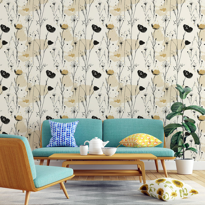 Un salon moderne avec un papier peint floral beige et noir représentant des fleurs délicates sur un fond clair, créant une ambiance douce et chaleureuse.