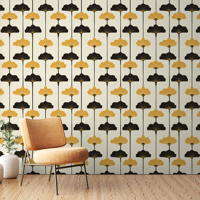 Une pièce moderne avec un papier peint floral aux motifs de fleurs noires et jaunes sur fond clair, créant une ambiance chaleureuse et élégante.