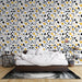 Une chambre moderne avec un papier peint floral noir, jaune et blanc, apportant une ambiance fraîche et dynamique à l'espace.