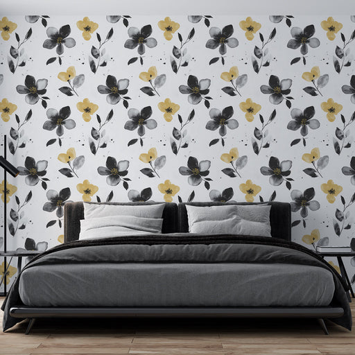 Une chambre moderne avec un papier peint floral noir et jaune sur fond blanc, créant une ambiance à la fois élégante et chaleureuse.