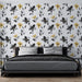 Une chambre moderne avec un papier peint floral noir et jaune sur fond blanc, créant une ambiance à la fois élégante et chaleureuse.