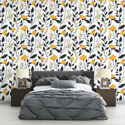 Une chambre moderne avec un papier peint floral noir, jaune et blanc, créant une atmosphère chaleureuse et accueillante.