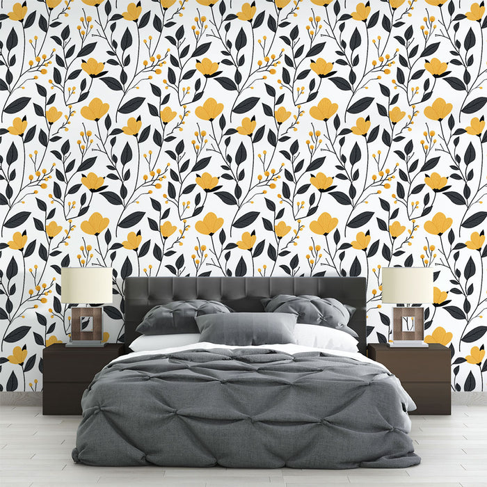 Une chambre moderne avec un papier peint floral noir, jaune et blanc, créant une atmosphère chaleureuse et accueillante.