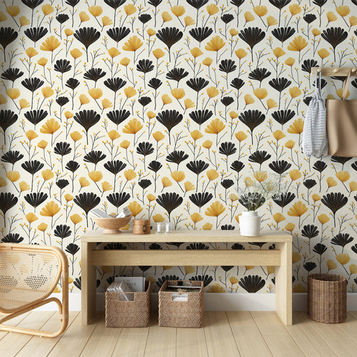 Une entrée lumineuse avec un papier peint floral aux motifs noirs et jaunes sur fond crème, créant une atmosphère chaleureuse et accueillante.