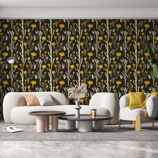 Un salon contemporain avec un papier peint floral sur fond noir, orné de motifs de fleurs jaunes et de tiges blanches, créant une atmosphère chaleureuse et accueillante.