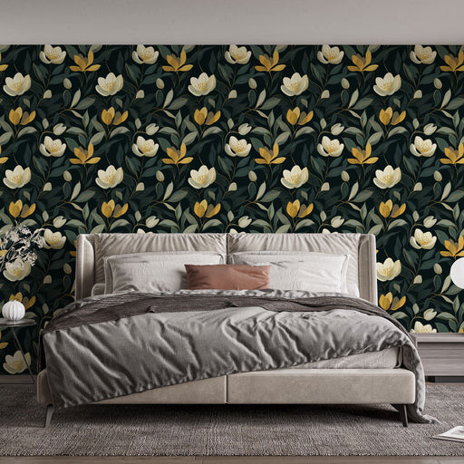 Une chambre élégante avec un papier peint floral sur fond noir, mêlant des fleurs blanches et des feuillages verts et dorés, créant une atmosphère chaleureuse et apaisante.