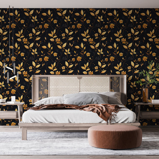Une chambre moderne avec un papier peint floral noir et doré, aux motifs de fleurs et feuilles, créant une ambiance élégante et chaleureuse.