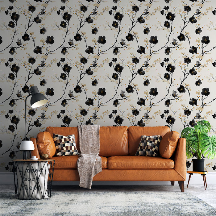 Un salon moderne avec un papier peint floral noir et or sur fond clair, créant une atmosphère élégante et chaleureuse.