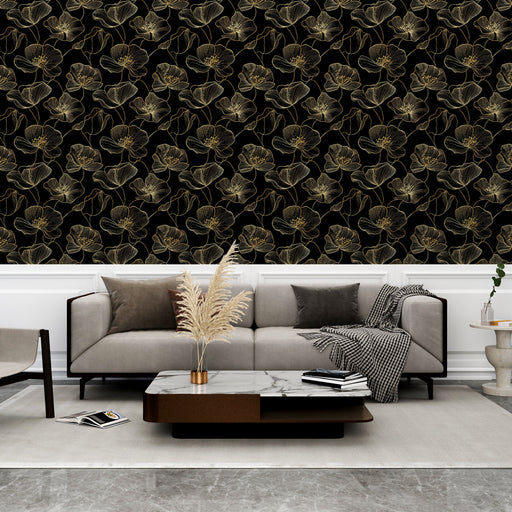 Un salon moderne avec un papier peint floral noir et doré aux motifs élégants, créant une atmosphère sophistiquée et chaleureuse.