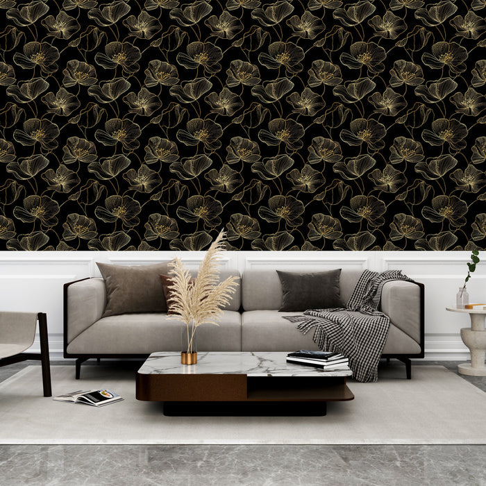 Un salon moderne avec un papier peint floral noir et doré aux motifs élégants, créant une atmosphère sophistiquée et chaleureuse.