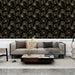 Un salon moderne avec un papier peint floral noir et doré aux motifs élégants, créant une atmosphère sophistiquée et chaleureuse.