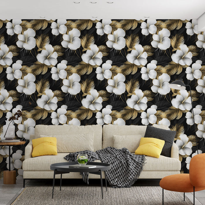 Un salon moderne avec un papier peint floral noir, or et blanc, présentant de grandes fleurs et des feuilles, créant une ambiance élégante et chaleureuse.