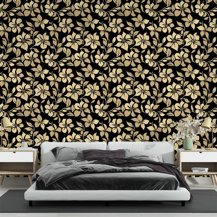 Une chambre moderne avec un papier peint floral noir et doré, créant une ambiance élégante et chaleureuse grâce à ses motifs délicats.