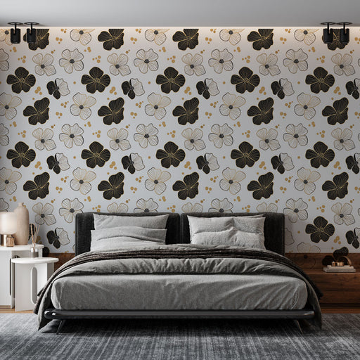 Une chambre moderne avec un papier peint floral noir, blanc et doré, créant une ambiance élégante et chaleureuse.