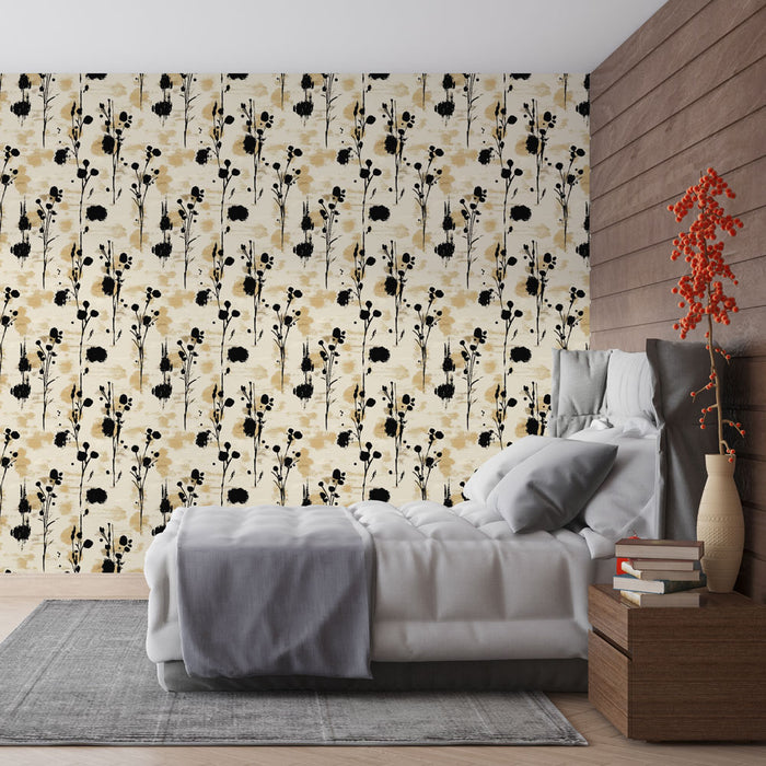 Une chambre moderne avec un papier peint floral aux motifs noirs et dorés sur fond crème, créant une ambiance élégante et apaisante.