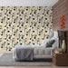 Une chambre moderne avec un papier peint floral aux motifs noirs et dorés sur fond crème, créant une ambiance élégante et apaisante.