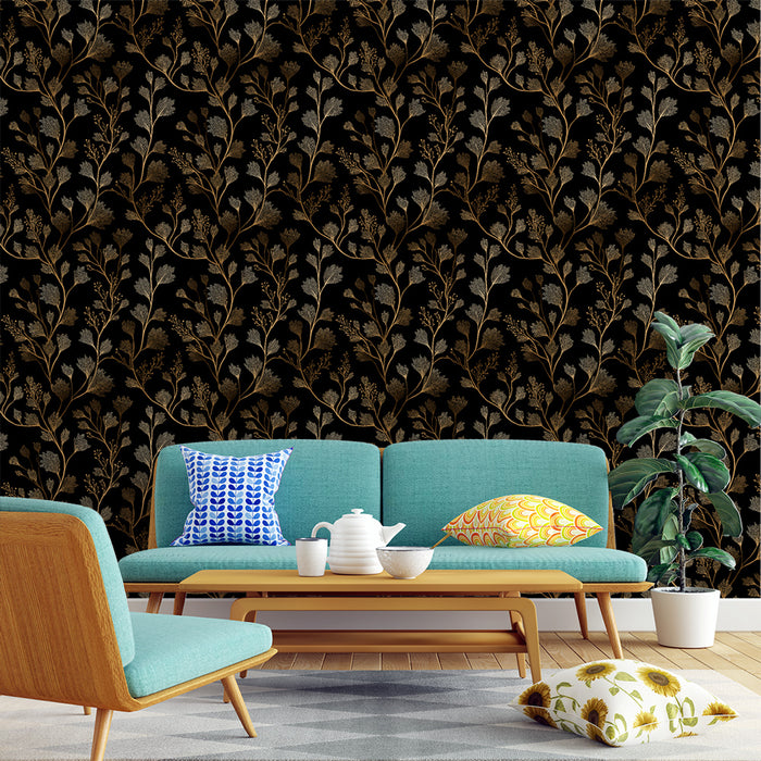 Un salon moderne avec un papier peint floral noir et doré, aux motifs élégants de plantes, créant une atmosphère sophistiquée et chaleureuse.