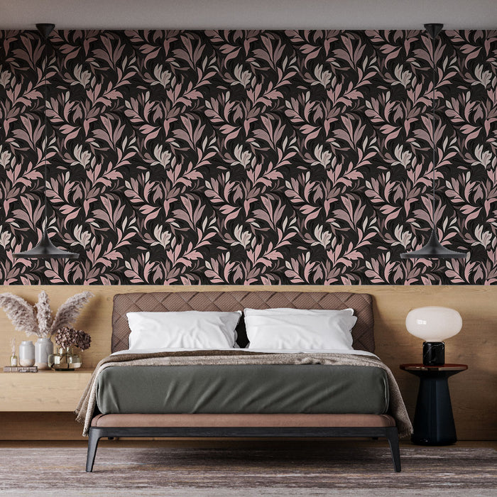 Une chambre élégante avec un papier peint floral noir aux motifs de feuilles roses et blanches, créant une ambiance chaleureuse et raffinée.