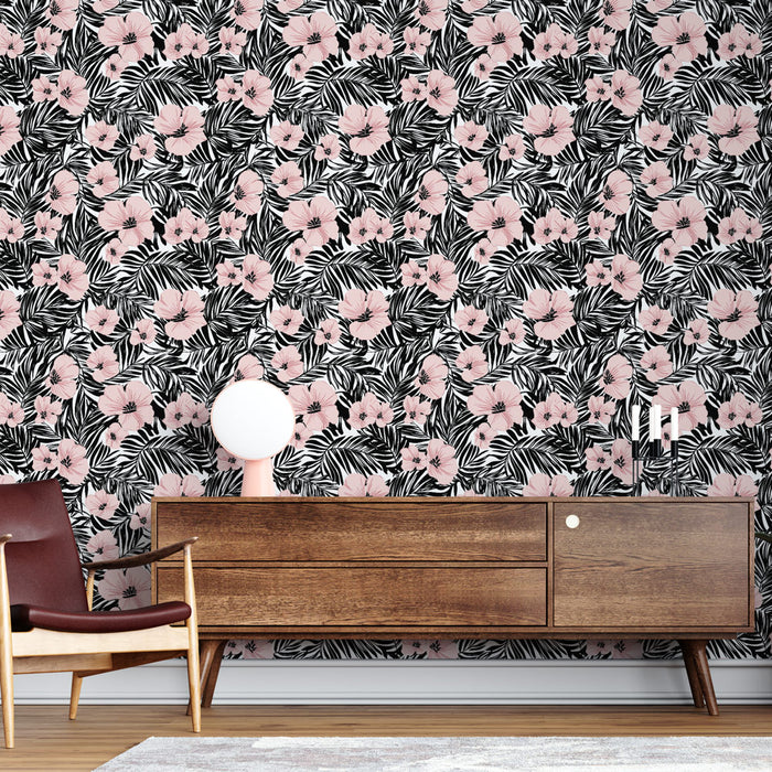 Une pièce moderne avec un papier peint floral noir et rose, orné de grandes fleurs et de feuilles exotiques, créant une ambiance tropicale et vivante.