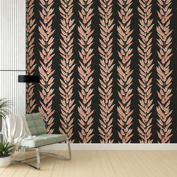 Un salon moderne avec un papier peint floral aux motifs de feuilles en teintes rose et beige sur fond noir, créant une ambiance chaleureuse et élégante.