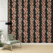 Un salon moderne avec un papier peint floral aux motifs de feuilles en teintes rose et beige sur fond noir, créant une ambiance chaleureuse et élégante.