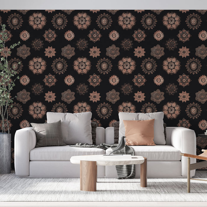 Un salon contemporain avec un papier peint noir orné de motifs floraux en rose cuivré, créant une ambiance élégante et chaleureuse.