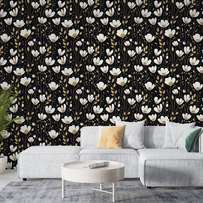 Un salon moderne avec un papier peint floral noir, or et blanc, créant une ambiance élégante et chaleureuse avec des motifs délicats de fleurs.