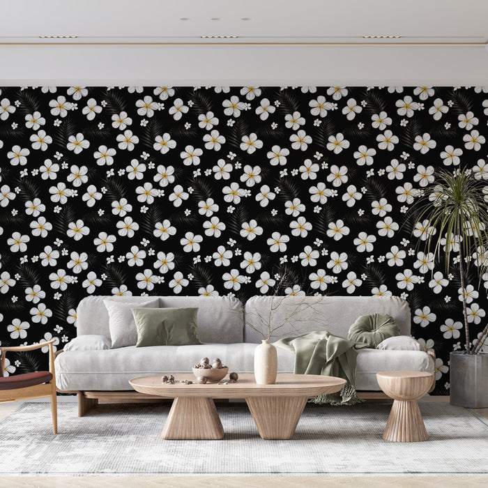 Un salon moderne avec un papier peint floral noir orné de grandes fleurs blanches et de feuillages, créant une atmosphère à la fois élégante et vivante.